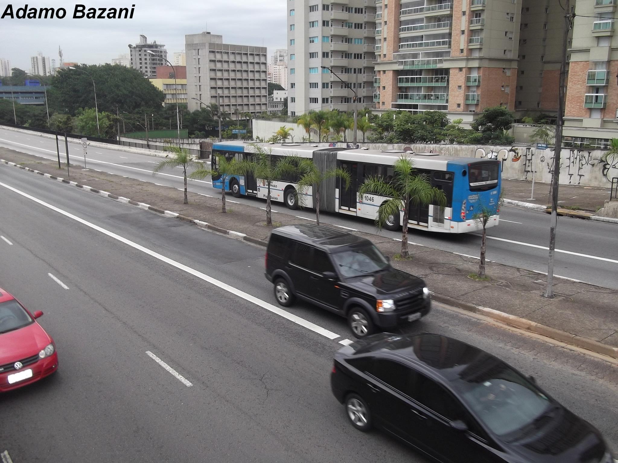 Carros invadem corredor de ônibus - Imagem de Adamo Bazani