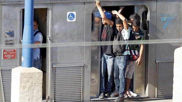 Superlotação impede fechamento da porta do trem no Rio de Janeiro - Imagem de Bruno Gonzalez -Agência O Globo