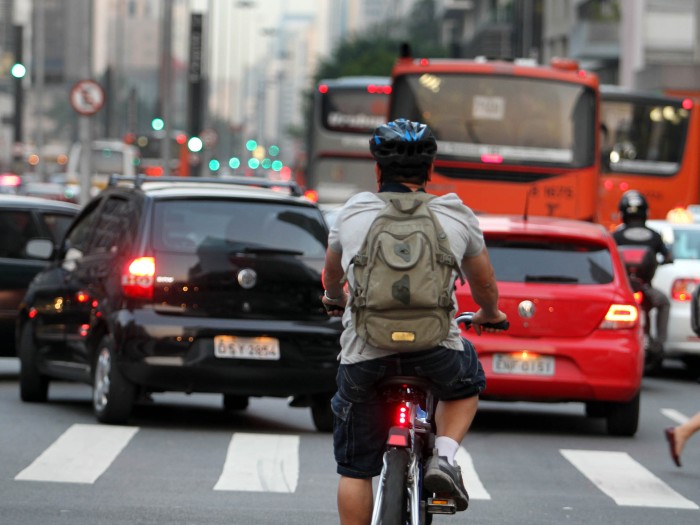 ciclista na avenida Paulista