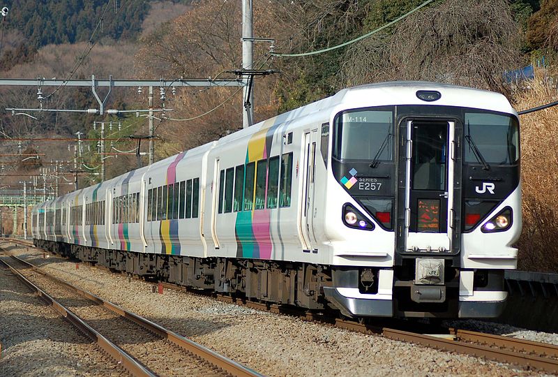 800px-JR_East_E257-through_type_Limited_Express_Kaiji