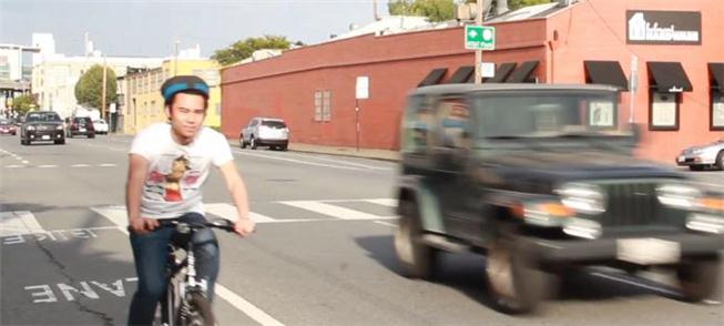 Ciclista testa capacete nas ruas de S. Francisco