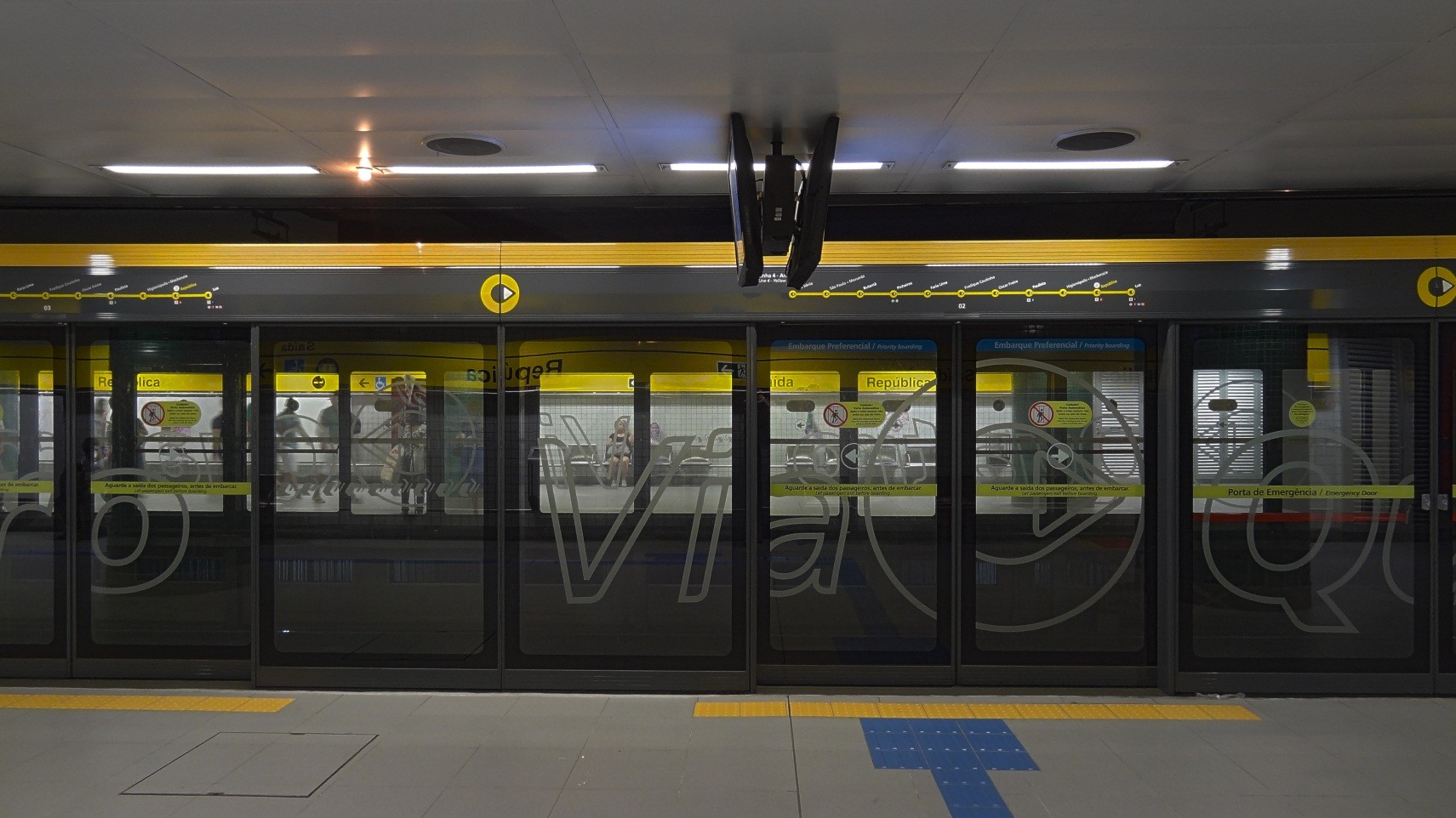 Figura 5, vista atual da plataforma da Estação República, adaptada para receceber a atual Linha 4 - Amarela