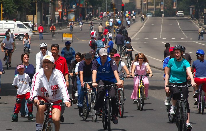 Bogotá conta  367 km de ciclovias ao longo de toda a cidade, inclusive nas periferias. 