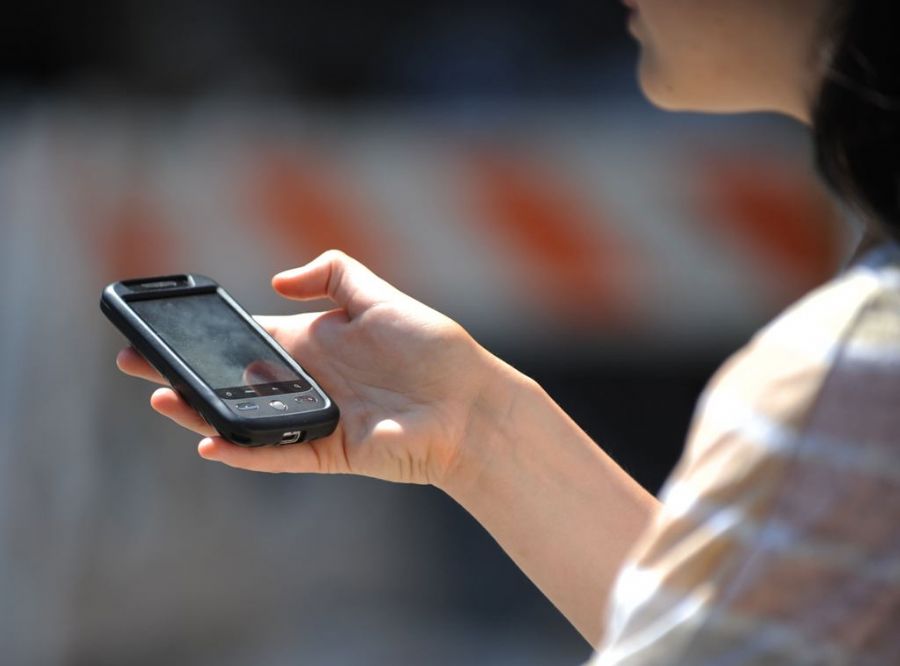 A woman uses her mobile device May 25, 2010 in New York. AFP PHOTO/Stan Honda
