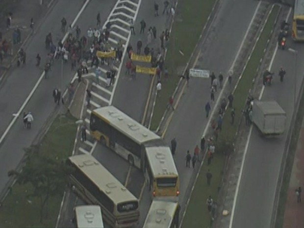 Manifestantes utilizam ônibus para bloquear Radial Leste (Foto: Reprodução/ TV Globo)