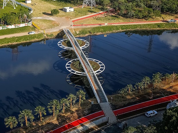 Ponte móvel dá acesso a estação da CPTM e ciclovia (Foto: Bayer/Divulgação)