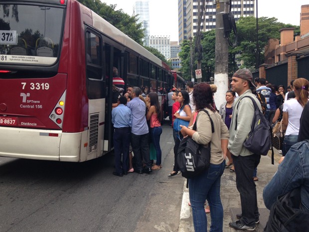 Passageiros entram pela porta dos fundos de ônibus na estação Morumbi da CPTM (Foto: Caio Prestes/ G1)