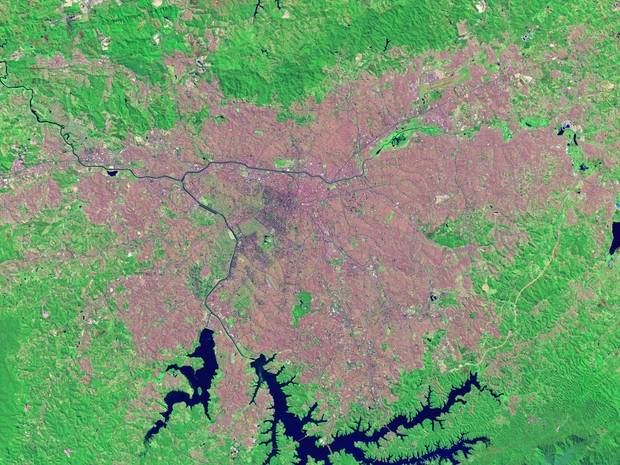 Região metropolitana em 2013 (Foto: NASA Earth Observatory images by Robert Simmon, using Landsat 8 data from the USGS Earth Explorer) 