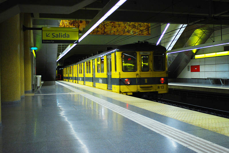 Línea_H,_Andén_en_la_estación_Venezuela_02_(Buenos_Aires,_noviembre_2008)