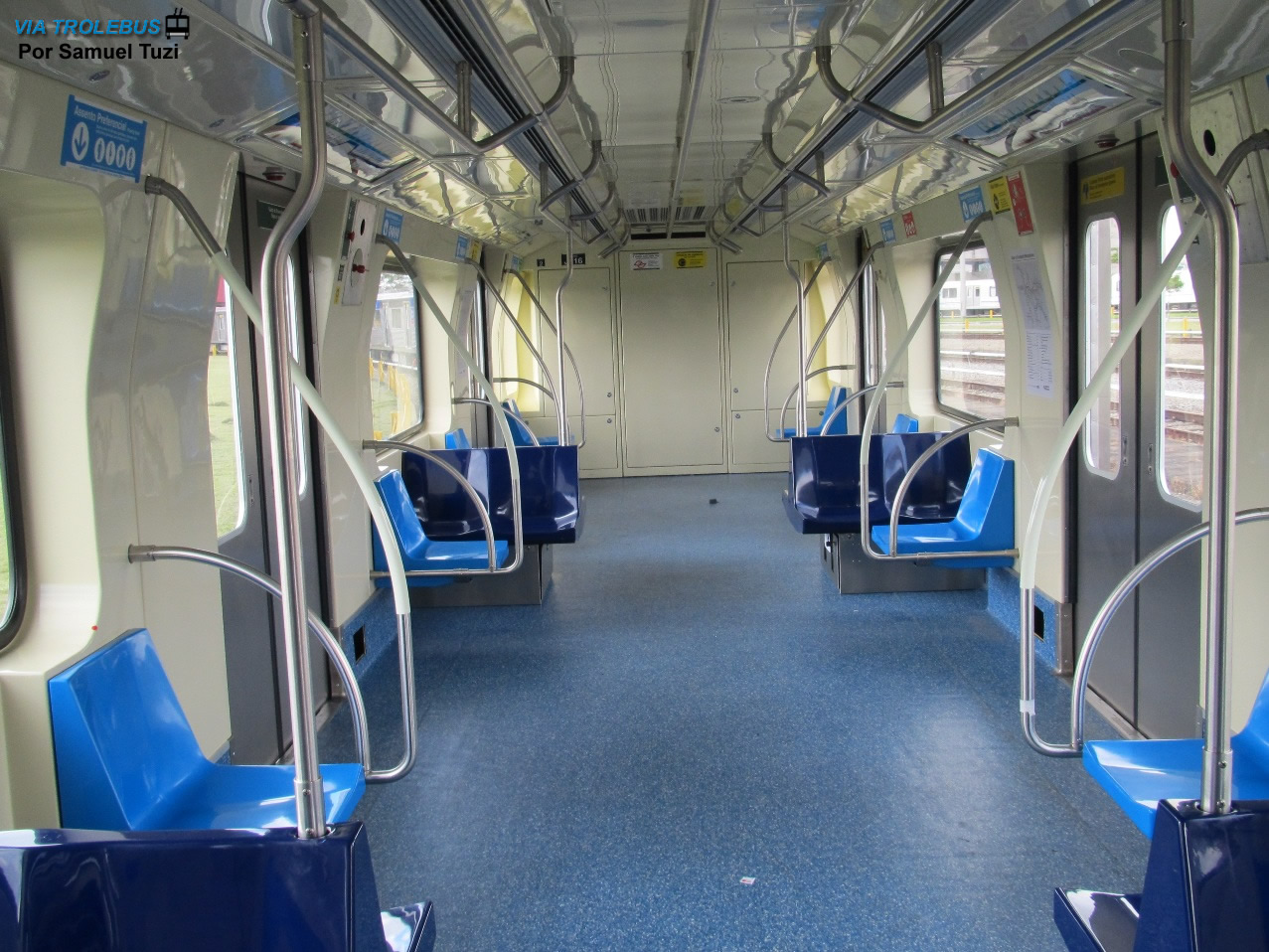Interior de um trem reformado do Metrô - Imagem de Samuel Tuzi