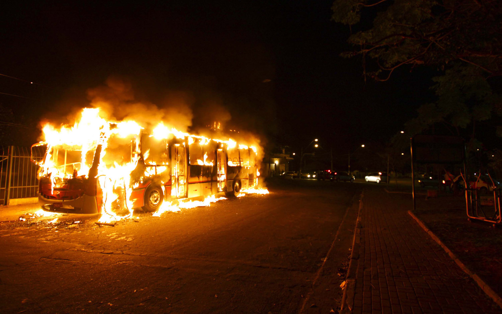 Ônibus incendiado na Rua Manoel Martins no Rio Pequeno