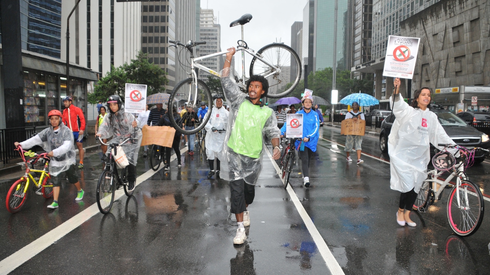17mar2013---ciclistas-que-circulam-pela-avenida-paulista-em-sao-paulo-neste-domingo-17-colocam-cartazes-nas-bicicletas-em-forma-de-protesto-contra-a-combinacao-de-bebidas-alcoolic