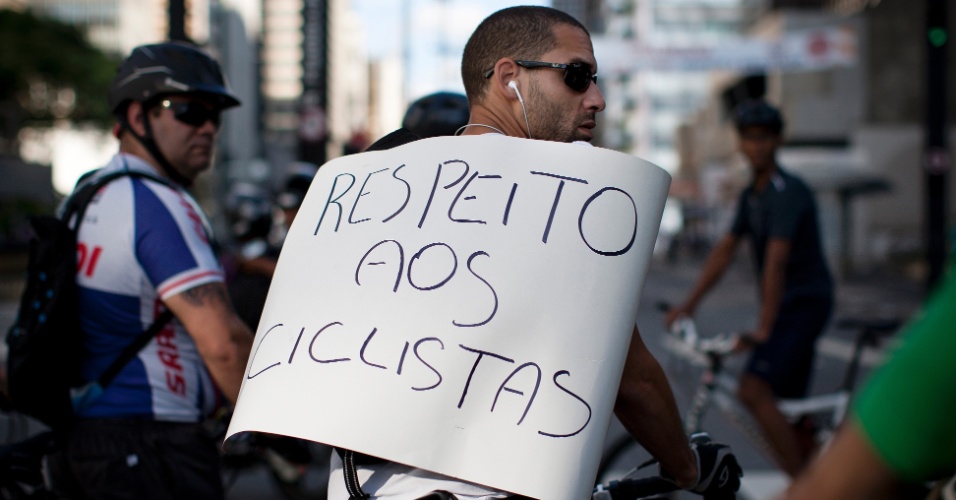 10mar2013---ciclistas-se-reunem-em-protesto-na-tarde-deste-domingo-10-na-regiao-da-avenida-paulista-na-cidade-de-sao-paulo-apos-um-homem-ter-sido-atropelado-no-periodo-da-manha-a-vitima-teve-o-braco-136295241158