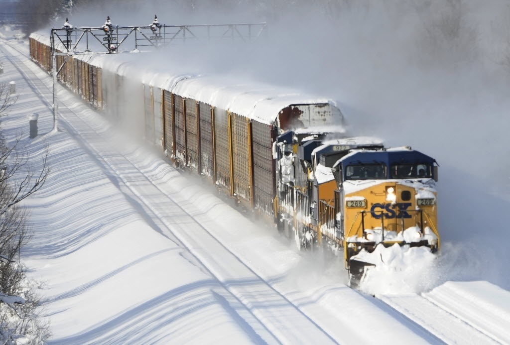 19nov2014---um-trem-de-carga-retira-neve-de-ferrovia-em-lancaster-em-nova-york-tempestades-acumularam-cinco-metros-de-neve-em-areas-em-todo-o-oeste-de-nova-york-1416423796219_1024x693