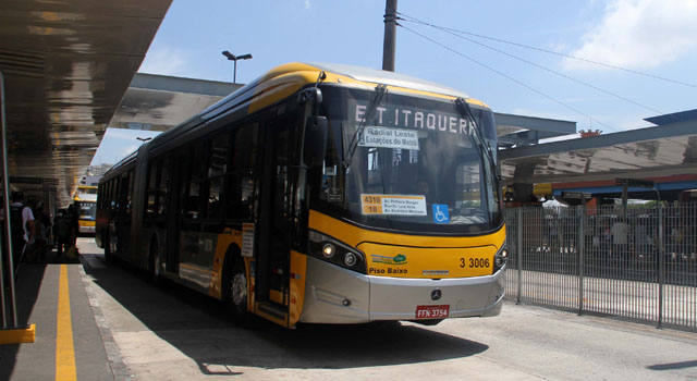 Linha-opera-com-modernos-ônibus-superarticulados