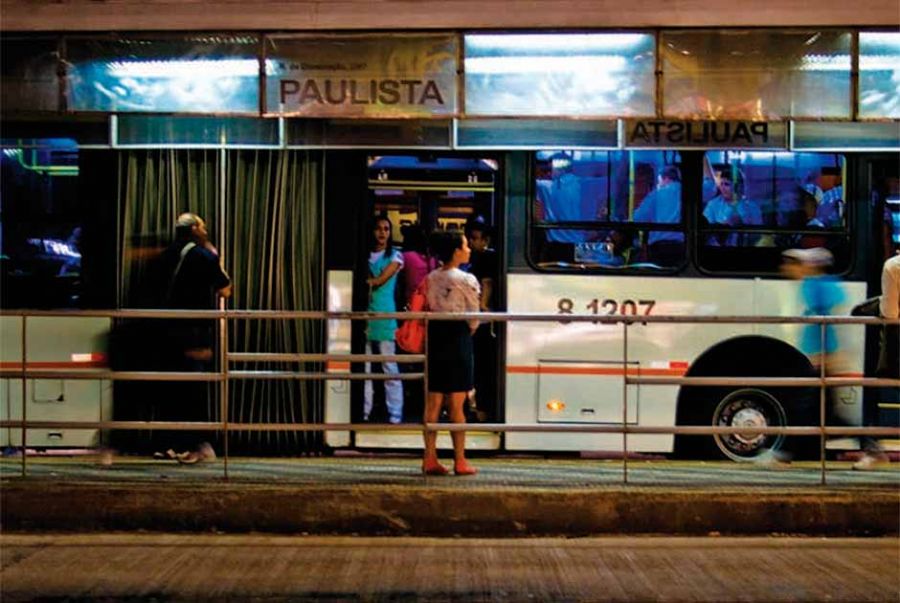ponto de ônibus noite SP