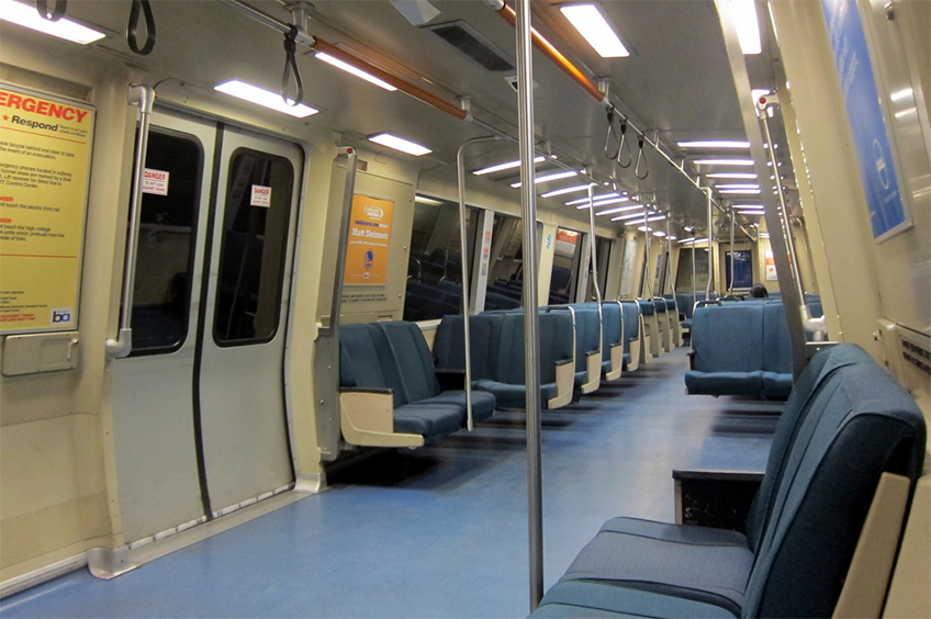 Interior do trem do sistema BART