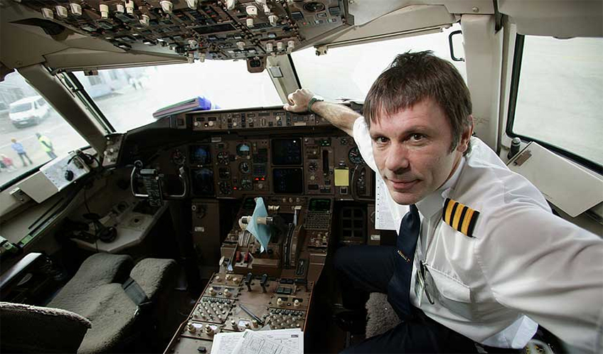 Bruce Dickinson do Iron Maiden pilota a aeronave da banda