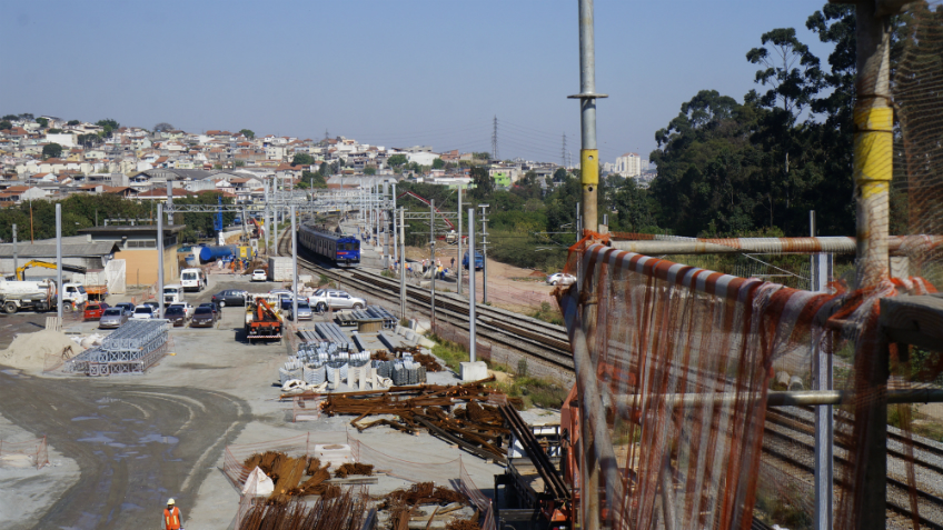 Trem da série 4400 nas proximidades da obra | Foto: Renato Lobo