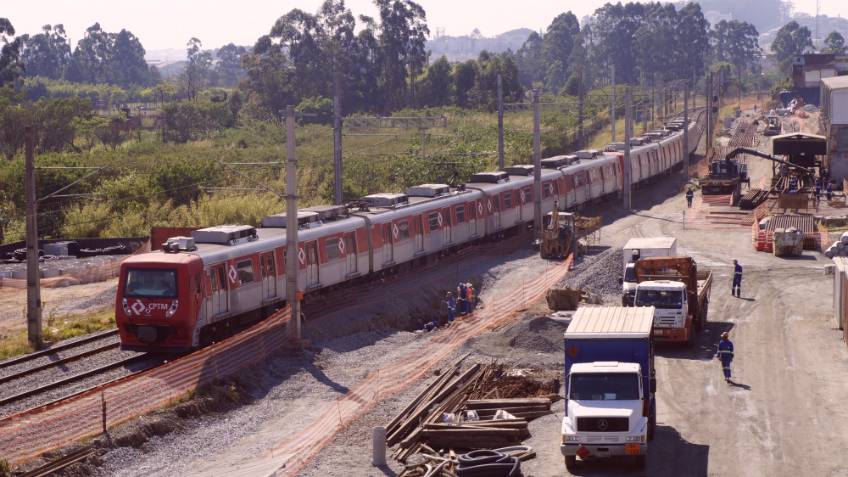 Trem da série 2700 ao lado das obras da Linha 13 | Foto: Renato Lobo