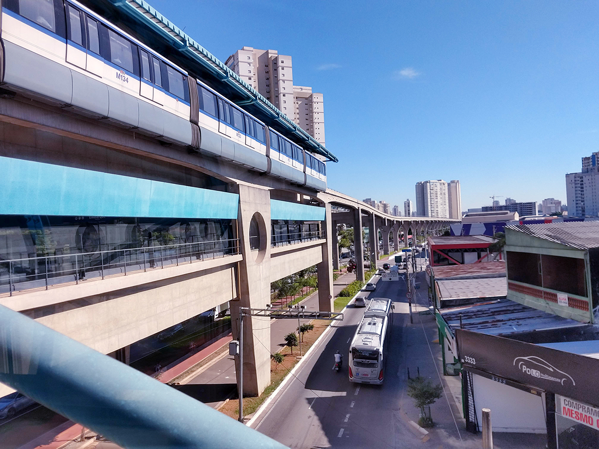 Monotrilho tira passageiros do ônibus na Zona Leste de São Paulo