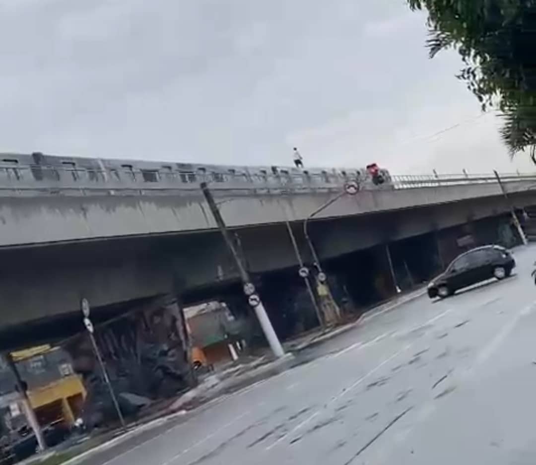 Vídeo mostra surfista de trem no Metrô de São Paulo