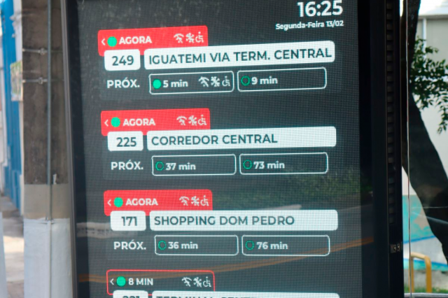 Pontos de ônibus em Campinas mostram horário de chegada dos coletivos