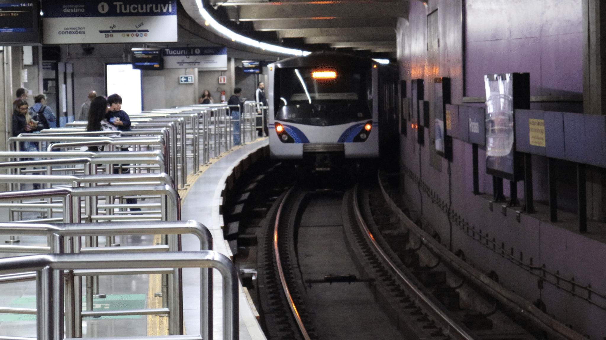 Linha 1 Azul do Metrô opera lentidão nesta segunda 19