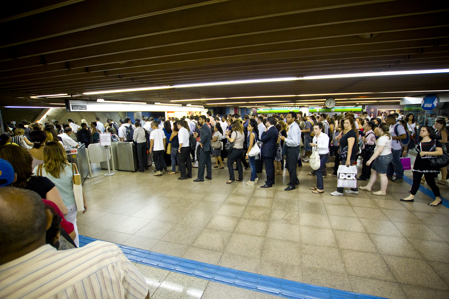 Usuário leva mais tempo para entrar do metrô do que percorrer o trajeto