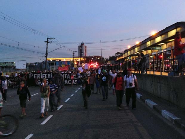 Manifestantes passam pelo Terminal Rio Bonito, na Avenida Teotônio Vilela (Foto: Marcelo Mora/G1) 
