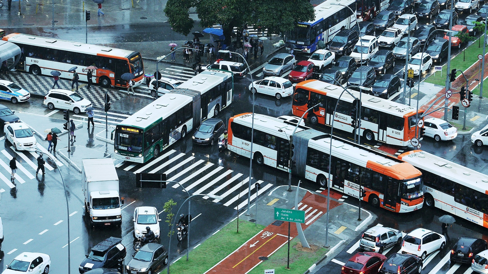 В общественном центре городов транспорт. Транспорт Сан Паулу. Автобус Бразилия Сан Паулу. Метробус Сан Паулу. Много транспорта.