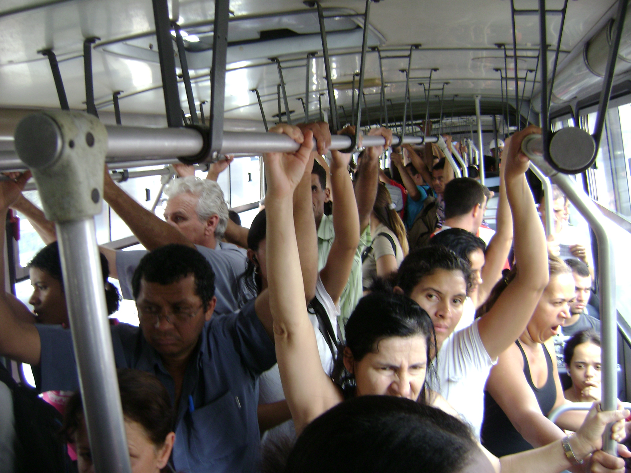 Много народу в автобусе. Автобус. Много людей в автобусе. Толпа в автобусе. Много народа в транспорте.