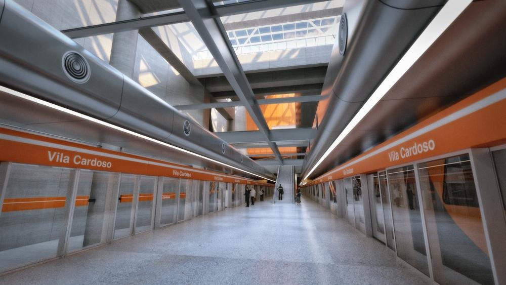 Projeção 3D do interior da futura estação Vila Cardoso da Linha 6 Laranja. A imagem mostra a plataforma central com as portas de plataforma nas laterais e a clarabóia permitindo entrada de luz no teto da estação.