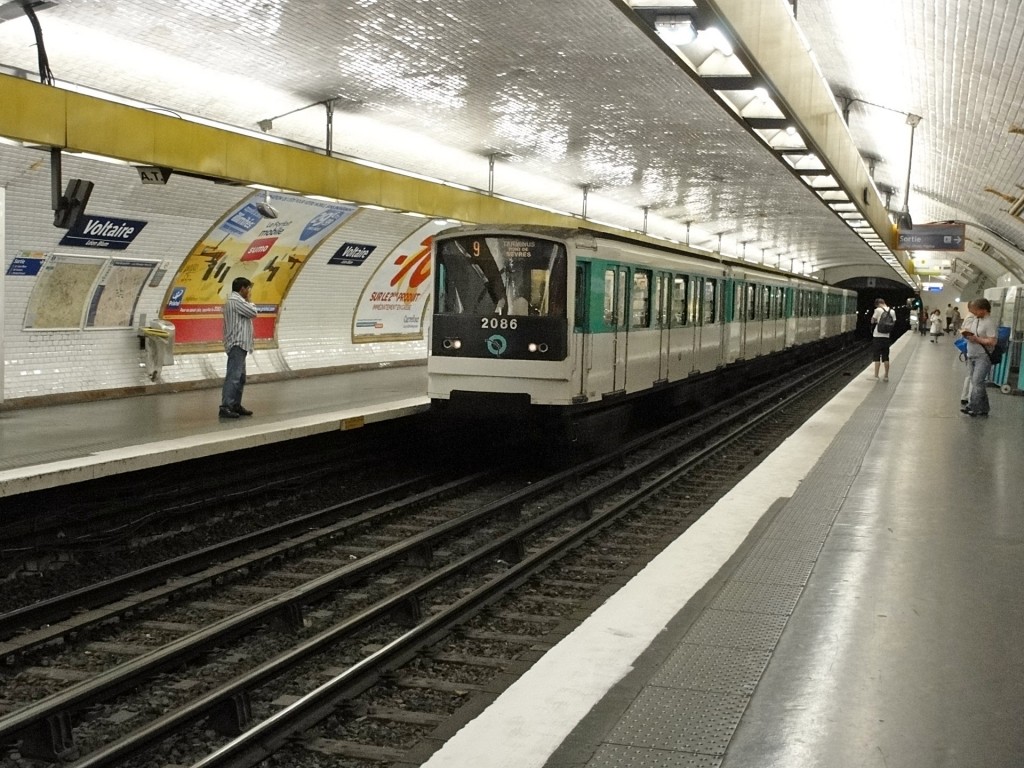 Foto da Estação Voltaire da linha 9 do metrô de Paris, França. 
