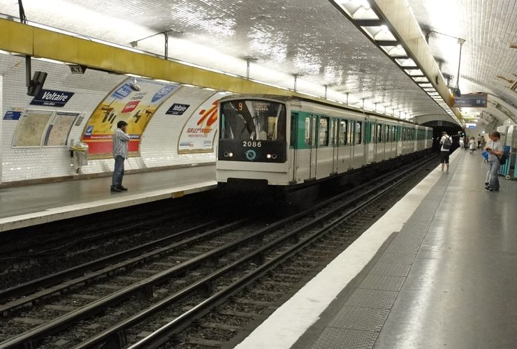 Foto da Estação Voltaire da linha 9 do metrô de Paris, França.
