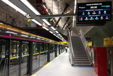 Plataforma da estação Oscar Freire. Na imagem, se vê as portas de plataforma do lado esquerdo, a tela com informações sobre a linha na parte superior e a escada de acesso ao mezanino da estação ao fundo.