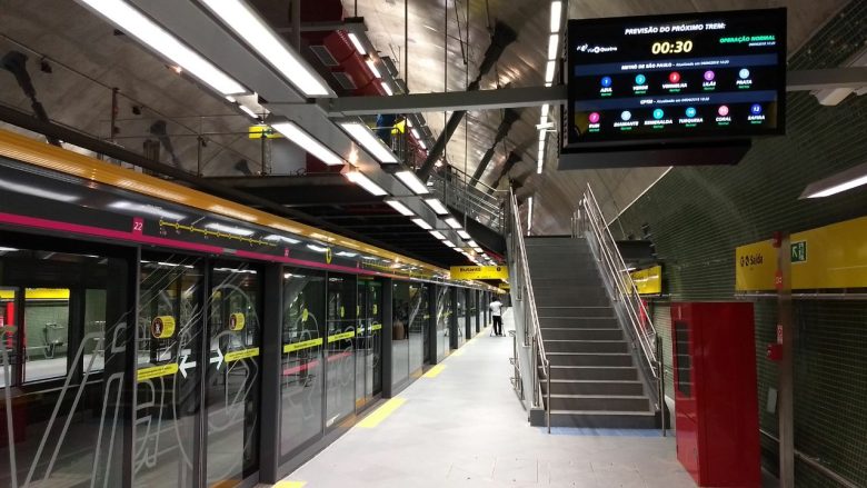 Plataforma da estação Oscar Freire. Na imagem, se vê as portas de plataforma do lado esquerdo, a tela com informações sobre a linha na parte superior e a escada de acesso ao mezanino da estação ao fundo.