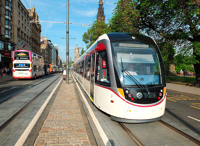 Edinburgh_tram_03_first_day_of_operation