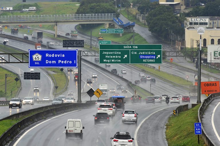 MOVIMENTAÇÃO NA RODOVIA DOM PEDRO I (SP-065), NA REGIÃO DE CA - Via