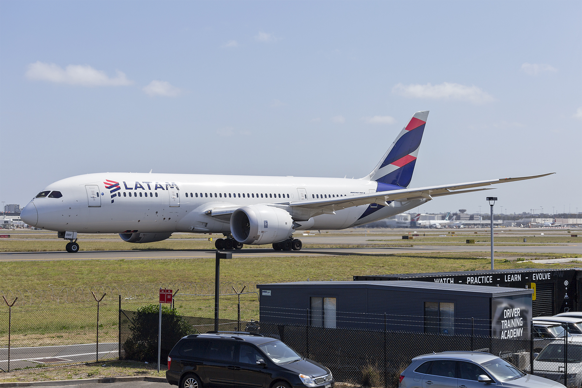 LATAM_Chile_(CCBBF)_Boeing_7878_Dreamliner_at_Sydney_Airport_(1) Via Trolebus