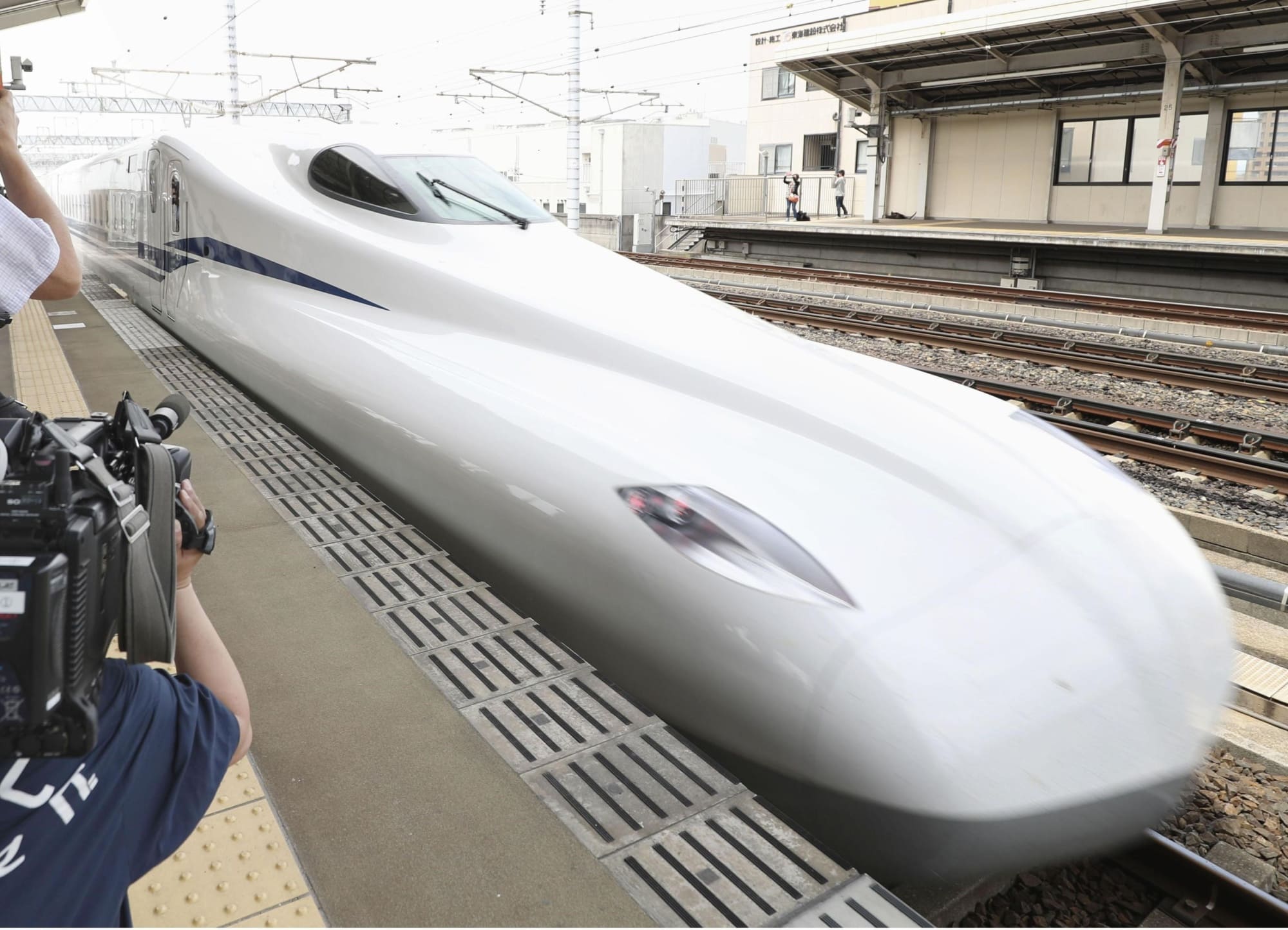 Поезд увеличивает скорость. Shinkansen n700s. Синкансэн n700 кабина. Синкансэн 700. Синкансэн n700 Supreme.