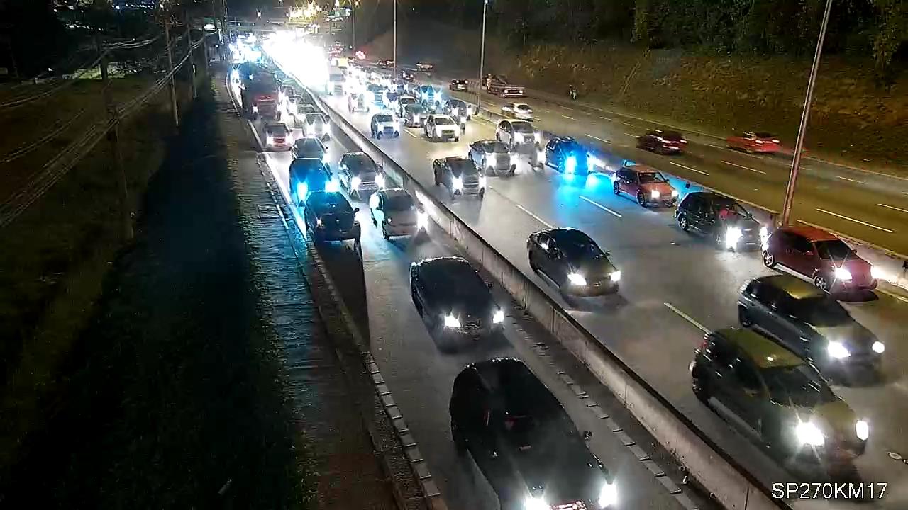 Ocorrência trava o trânsito na Rodovia Raposo Tavares em Cotia - Via