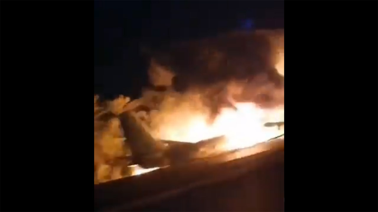 горящий самолет в воздухе.