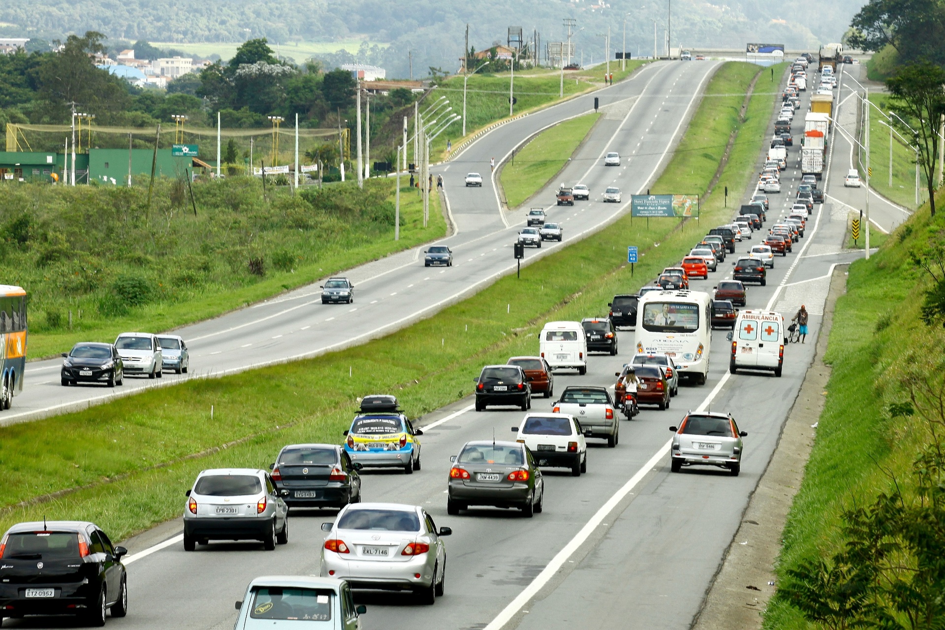 Como está o trânsito na Rodovia Fernão Dias nesta terça (13)?