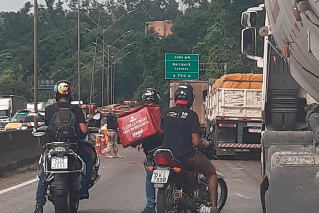 Rodovia Fernão Dias tem interdição de faixas em Mairiporã após acidente