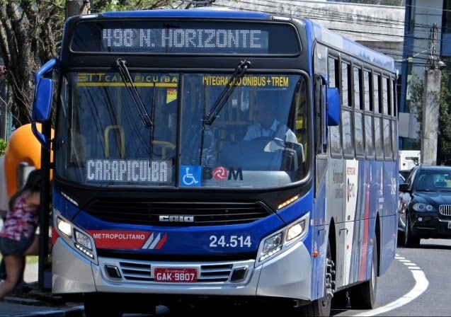 EMTU  Imprensa - Passageiros do Terminal Carapicuíba recebem ação