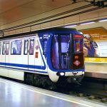 Metro de Madrid. Estação Marqués de Vadillo. Trem azul e branco visto na plataforma de embarque da estação visto lateralmente.