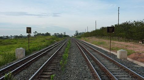 Trihos de trem lado a lado sumindo no horizonte na região do pátio da Estação Ferroviária de Itu - Variante Boa Vista.