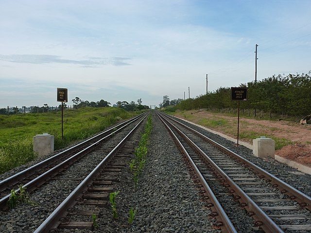 Trihos de trem lado a lado sumindo no horizonte na região do pátio da Estação Ferroviária de Itu - Variante Boa Vista.