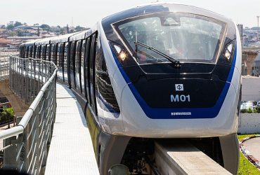 Monotrilho da linha 15 Prata entrando em estação durante período de testes. Na foto, o veículo é visto de frente sob o sol forte. Na frente do veículo pode-se ler M01 e Bombardier, nome do fabricante.